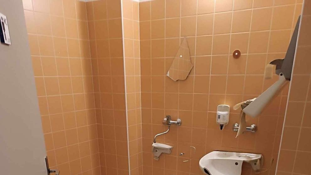 Pacient poškodil vybavení pánských toalet (2)