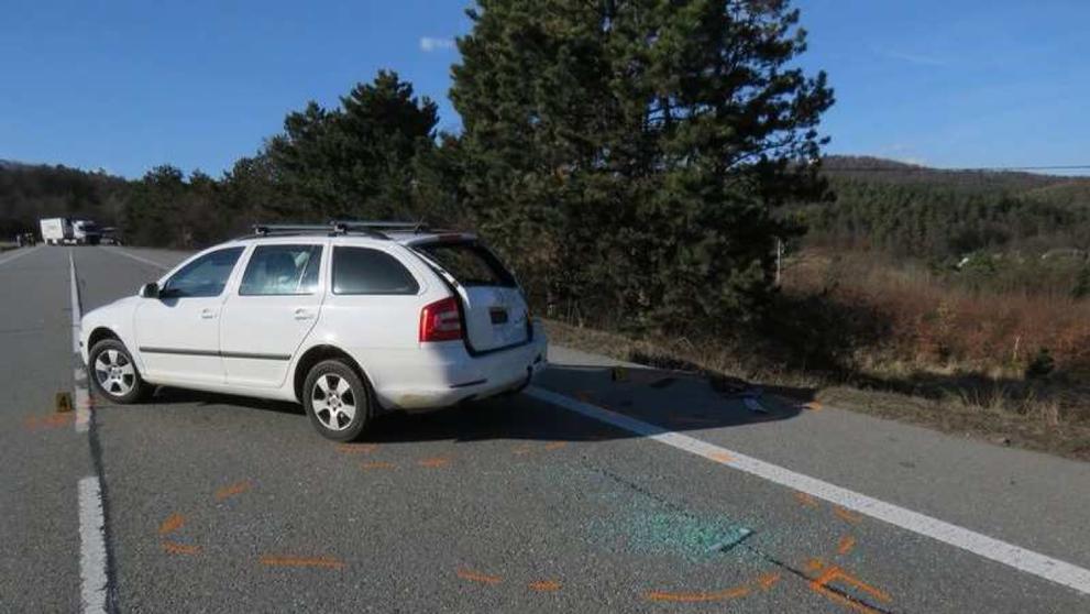 Motorkář narazil zezadu do osobního auta