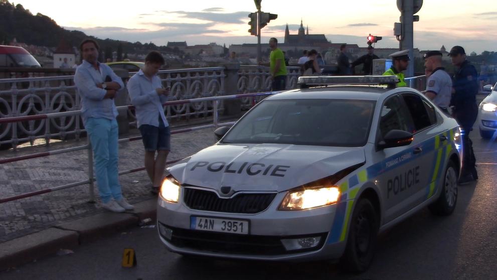 Auto za nimi nedobrzdilo, stejně jako policisté, kteří zastavovali jako třetí
