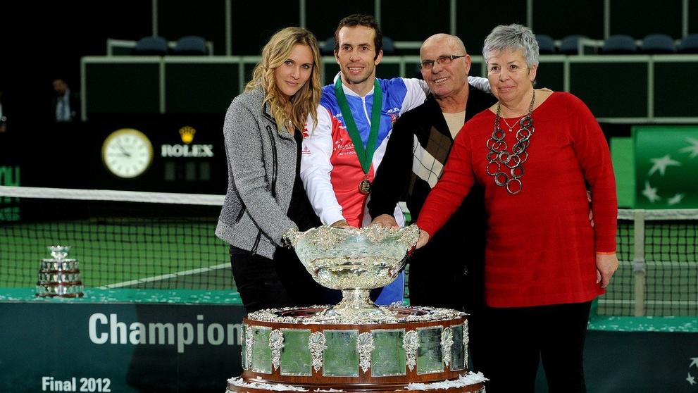 Poprvé vyhrál Radek Štěpánek Davis Cup v roce 2012. Na kurtu mu přála manželka Nicole Vaidišová, tatínek Vlastimil i maminka Hana.