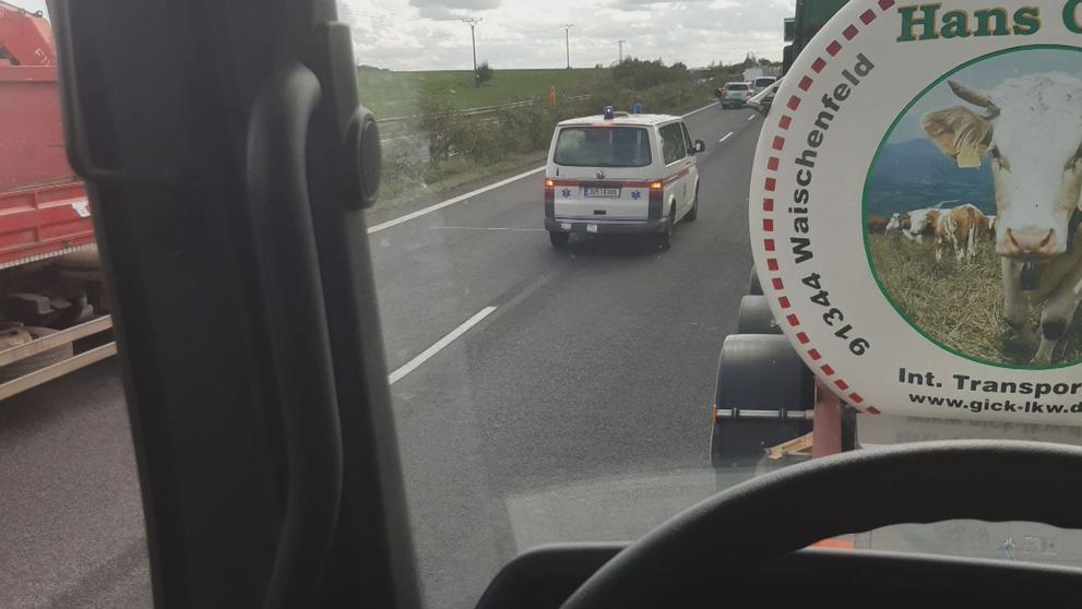 Řidiči na dálnici D8 projíždějí pruhem pro sanitku - 6