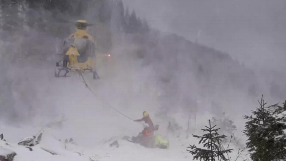 Příprava transportu vyproštěné skialpinistky