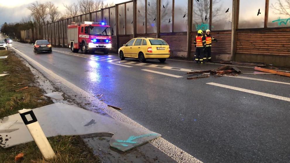 Pád protihlukové stěny v Praze na Českobrodské ulici - 6