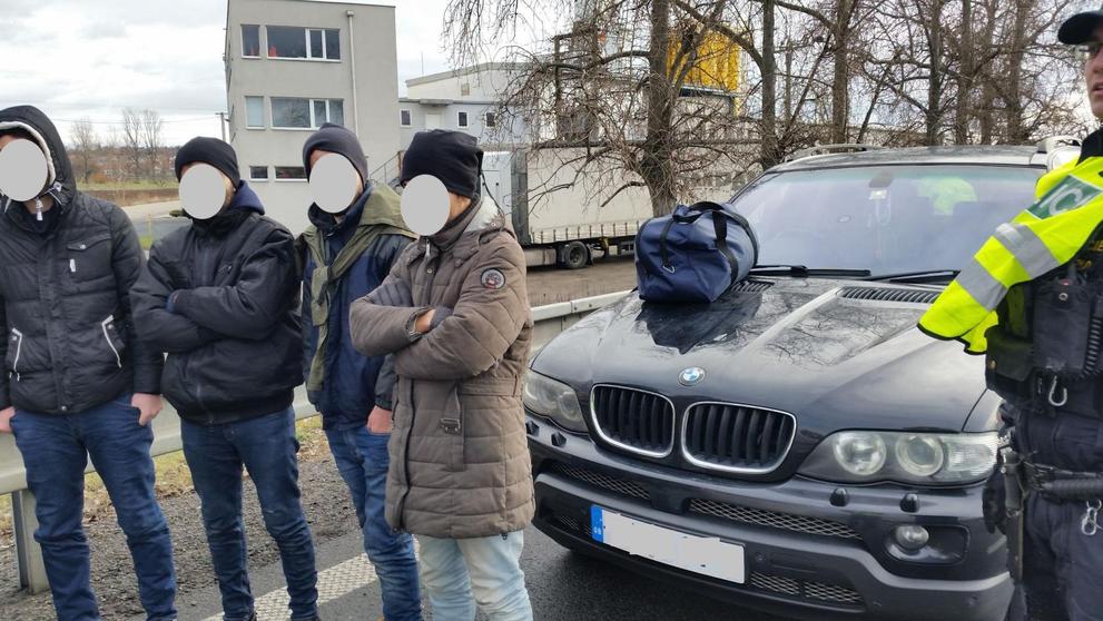 Řidič ujížděl s autem plným imigrantů - 3