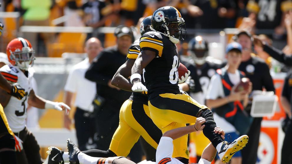 Antonio Brown se kopem zbavil obránce - 1