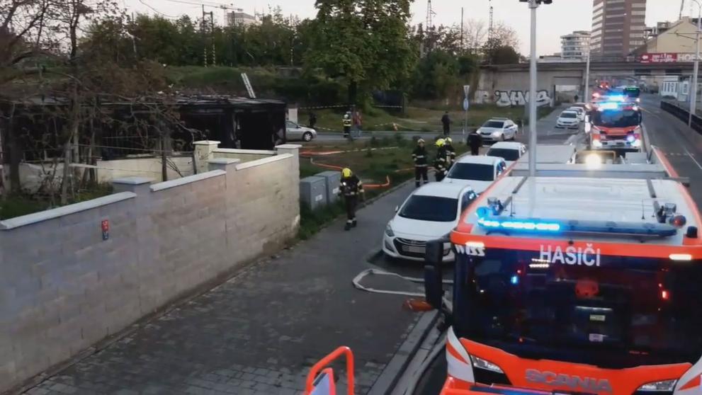 Požár stavebních buněk v Brně (3)