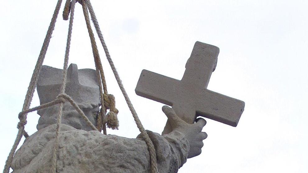 Sochař Ivan Tlášek instaluje opravenou sochu sv. Jana Nepomuckého na českobudějovickém Senovážném náměstí. (29. 11. 2004)