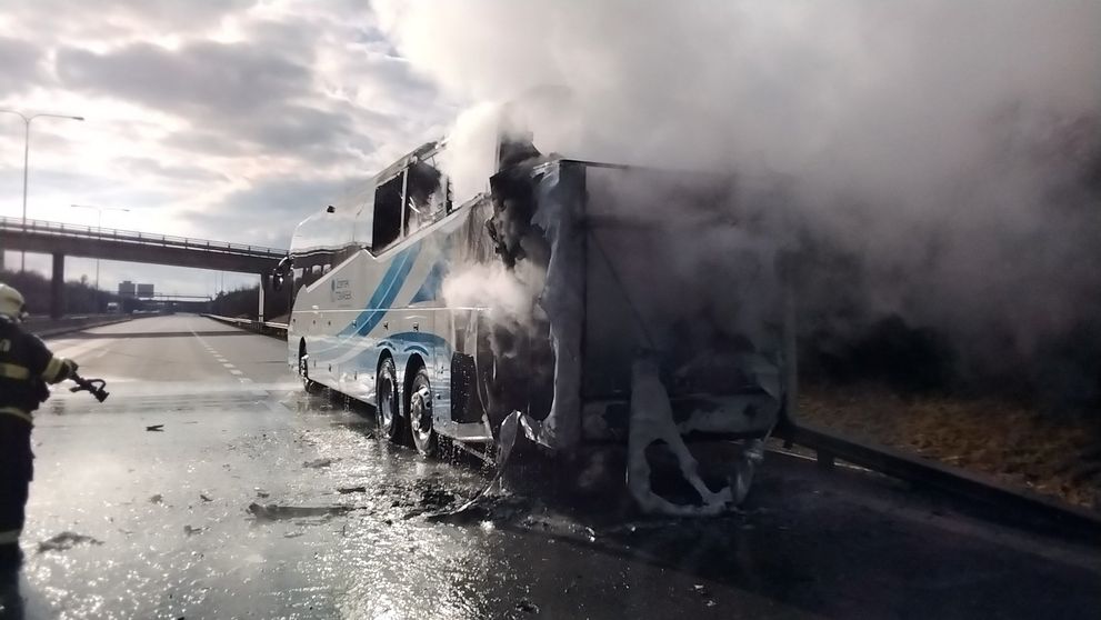 Nehoda autobusu s hokejisty na D35