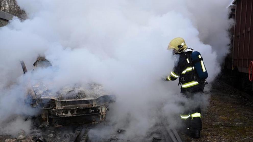 Ukradené auto z kovošrotu uvízlo na kolejích - 2