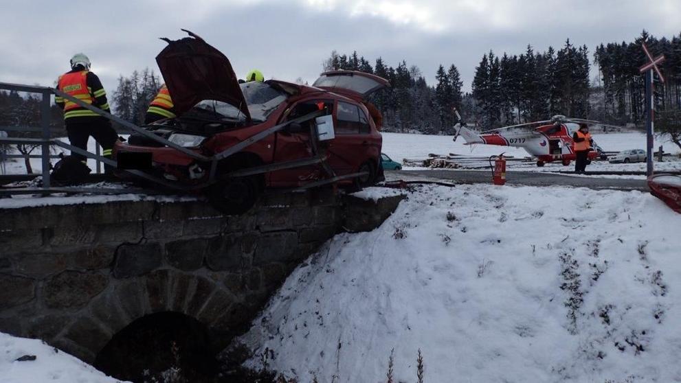 Vlak smetl na přejezdu na Karlovarsku auto - 19