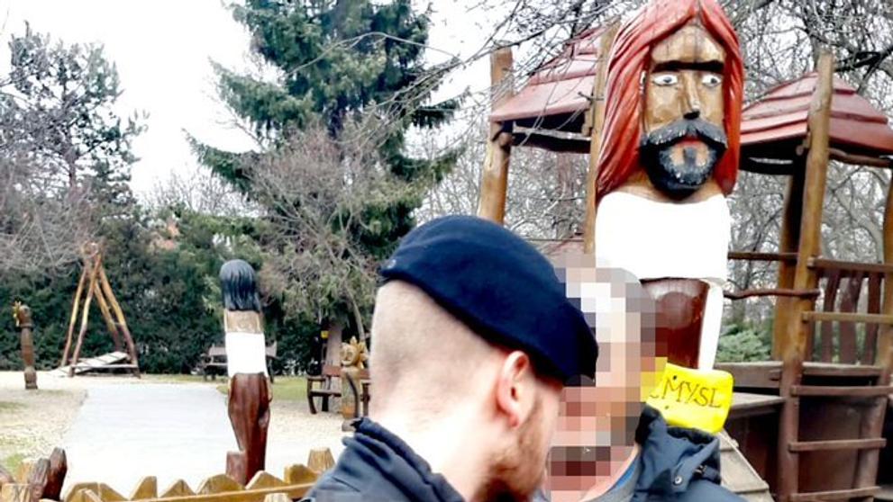 Muž onanoval na dětském hřišti - 2