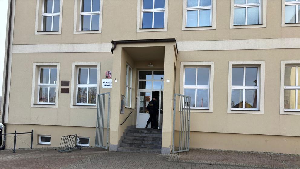 Zásah policie na základní škole v Českých Budějovicích (2)