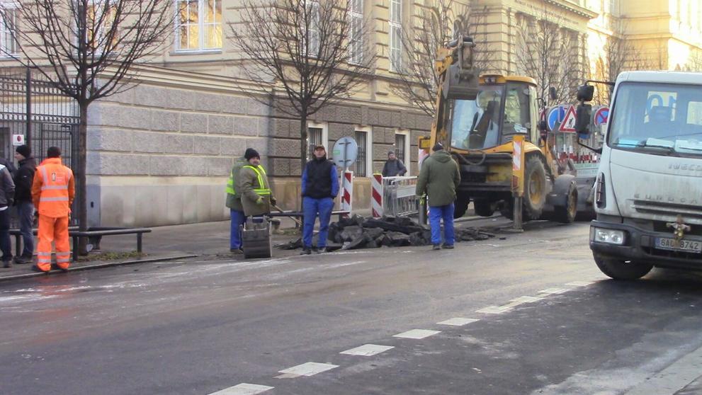 Prasklé potrubí na Karlově náměstí - 1