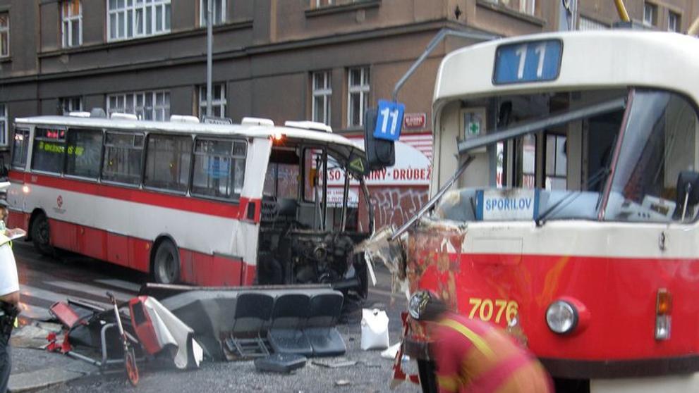 Srážka tramvaje a autobusu v pražských Nuslích - 7