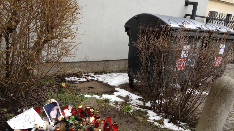 Památník za zavražděnou Petru u domu, kde byla zavražděna - 9