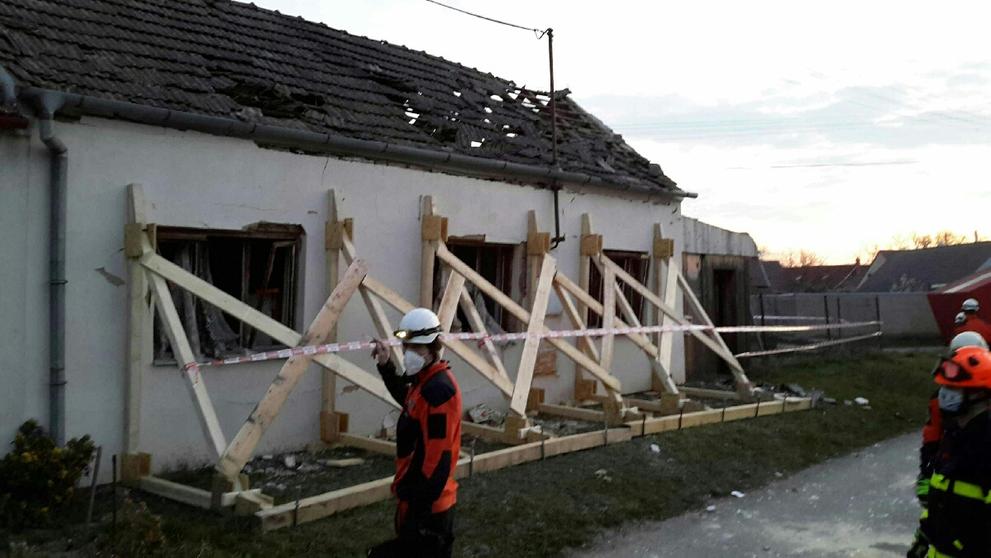 Výbuch plynu poškodil rodinný dům u Brna, bylo třeba ho podepřít - 6