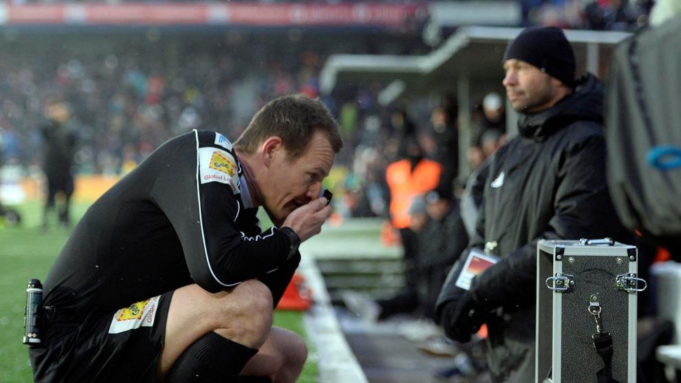 Rozhodčí Pavel Královec při derby