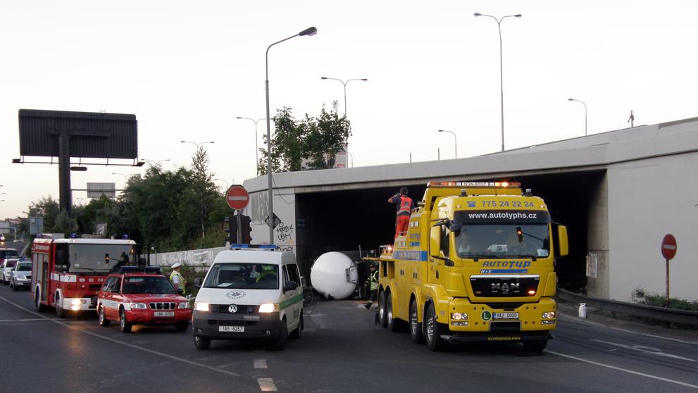 Hasiči začali ve středu vyprošťovat polskou cisternu-5