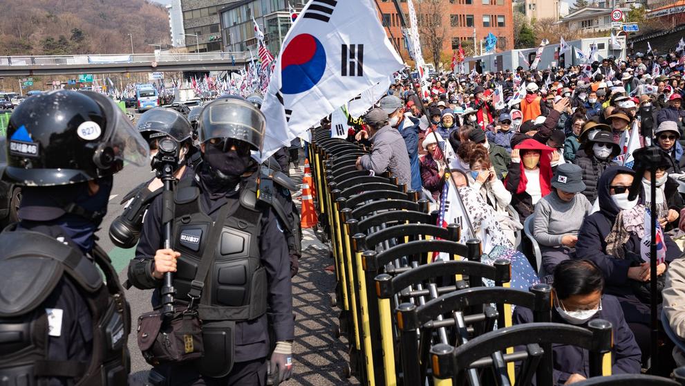 Lidé v ulicích po odvolání jihokorejského prezidenta Yoon Suk Yeola z funkce, 4. 4. 2025 (2)