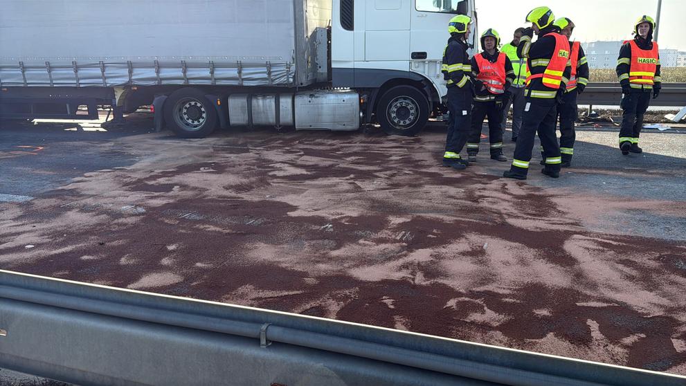 Vážná dopravní nehoda v ulici Novopacká (1)