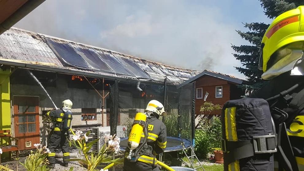 Rodinný dům se ocitl v plamenech, škoda je přes milion - 2
