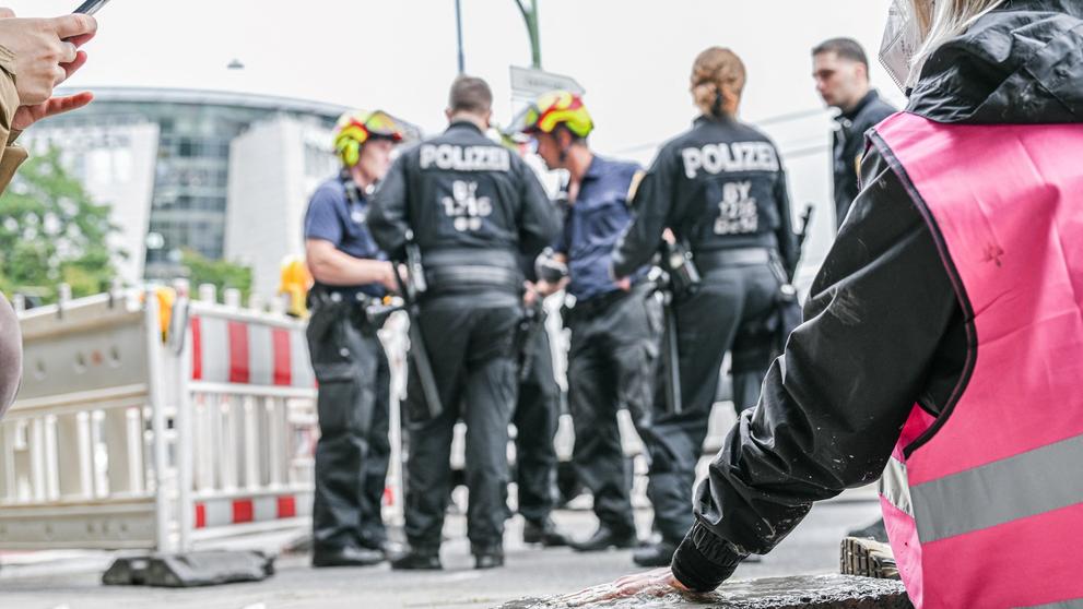 Protesty aktivistů proti autosalonu v Mnichově