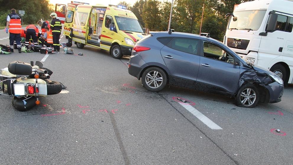 Nehoda motorkáže s osobním automobilem ve Bzenci - 1