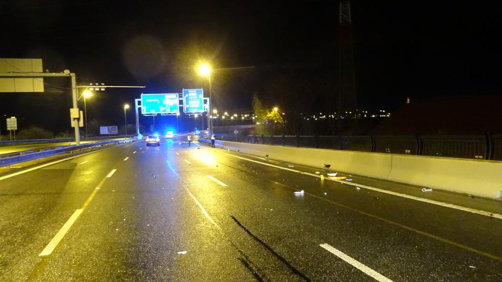 Trosky, úlomky a stopy byly rozesety na 250 metrech od střetu, skútr je až v zatáčce úplně vpředu