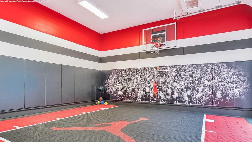 Tady v té místnosti zase basket