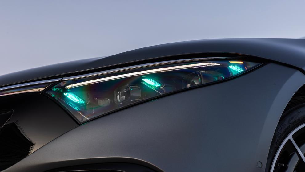 Mercedes testuje nová tyrkysová světla