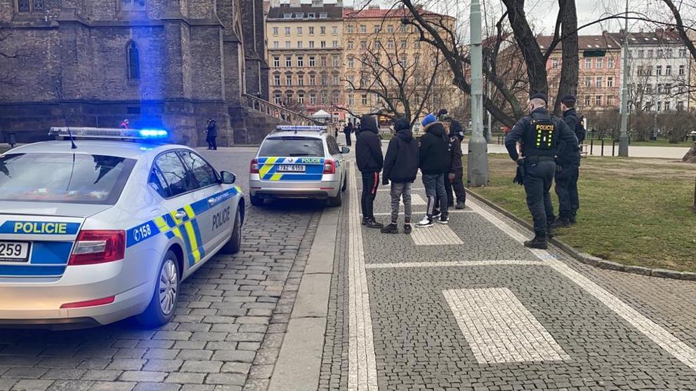 Policisté nejspíš překazili velkou bitku dětí v centru Prahy - 5