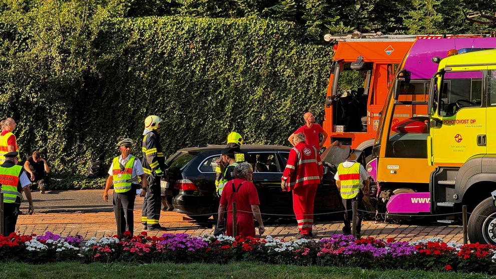 Nehoda tramvaje a osobního auta v centru Prahy