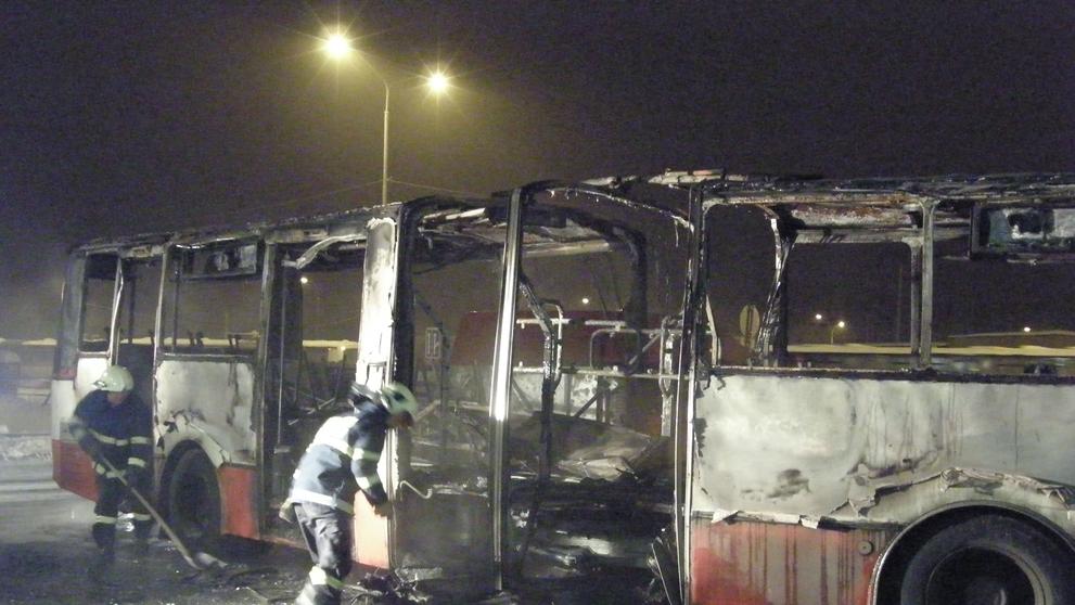 V Praze shořel autobus MHD.