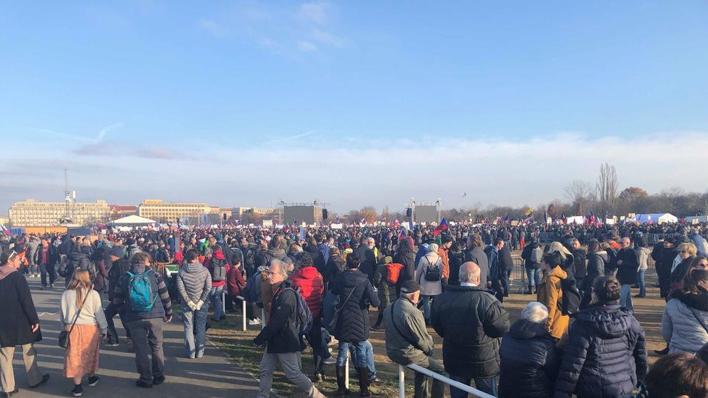 Na Letné protestuje přes 200 tisíc lidí - 13