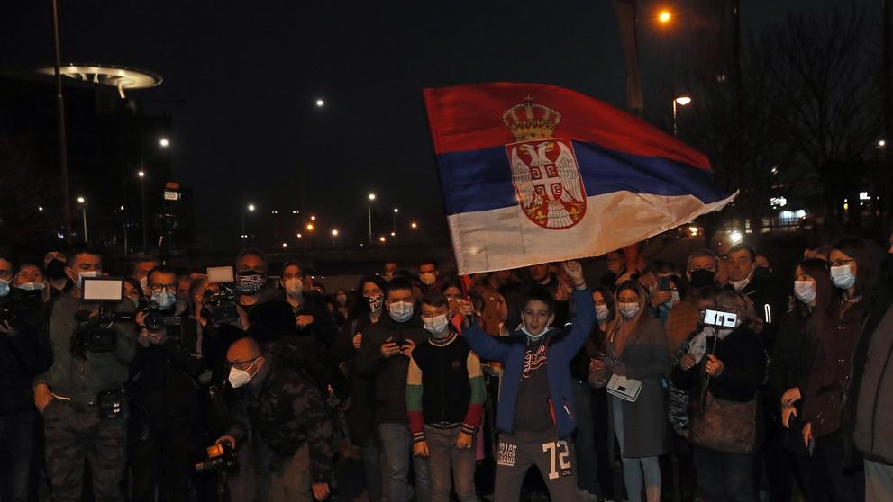 Zástup fanoušků, který přišel oslavit Djokovičův úspěch