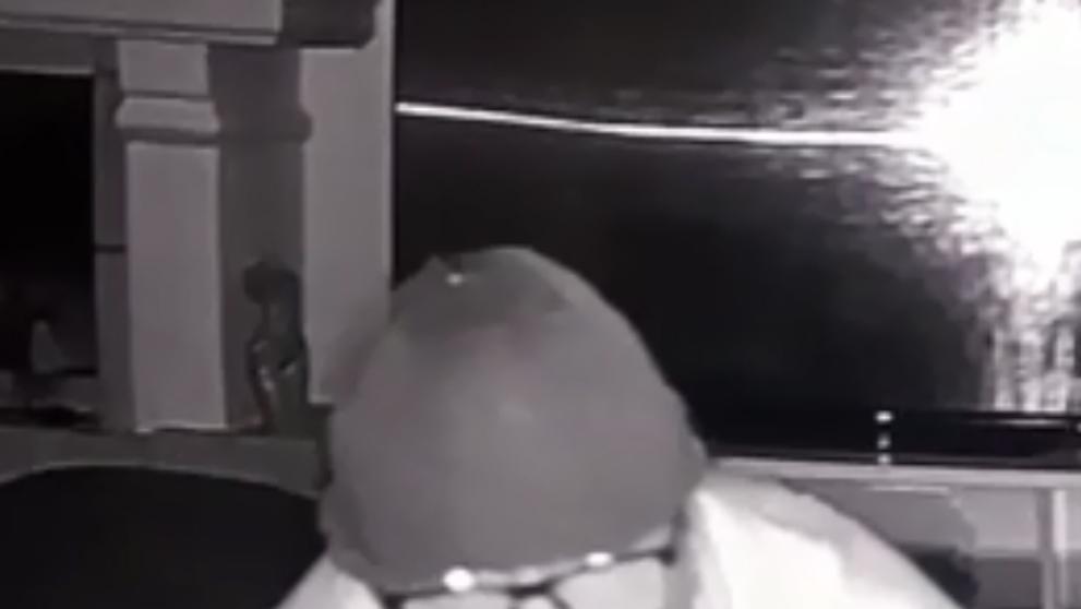 Pátrání po muži, který v noci sleduje spící obyvatele (3)