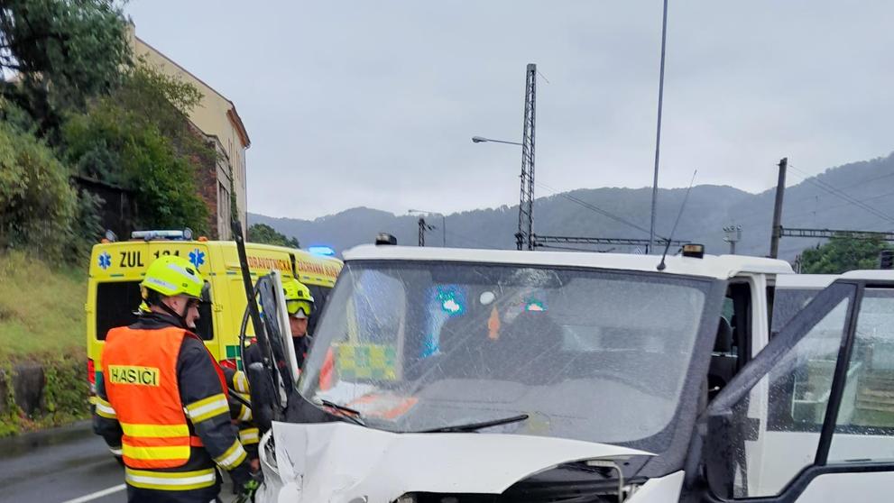 Dopravní nehoda linkového autobusu a dodávky v Ústí nad Labem (1)