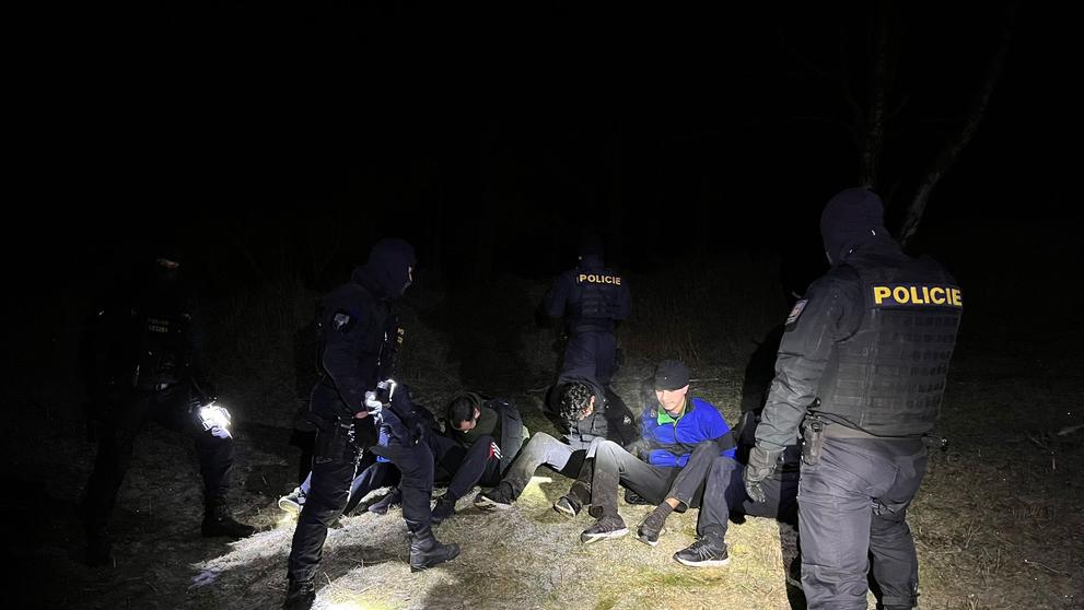 Policie pátrá po několika cizincích