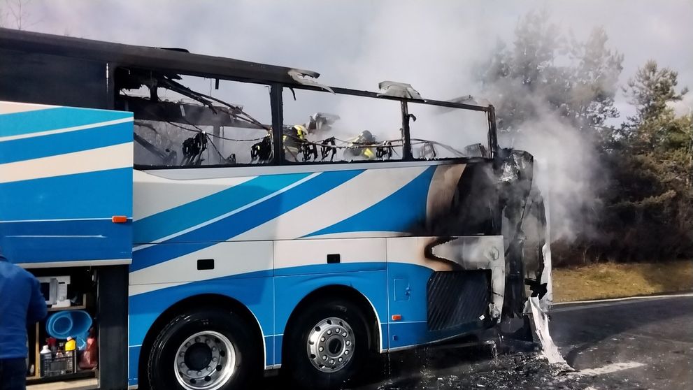 Nehoda autobusu s hokejisty na D35