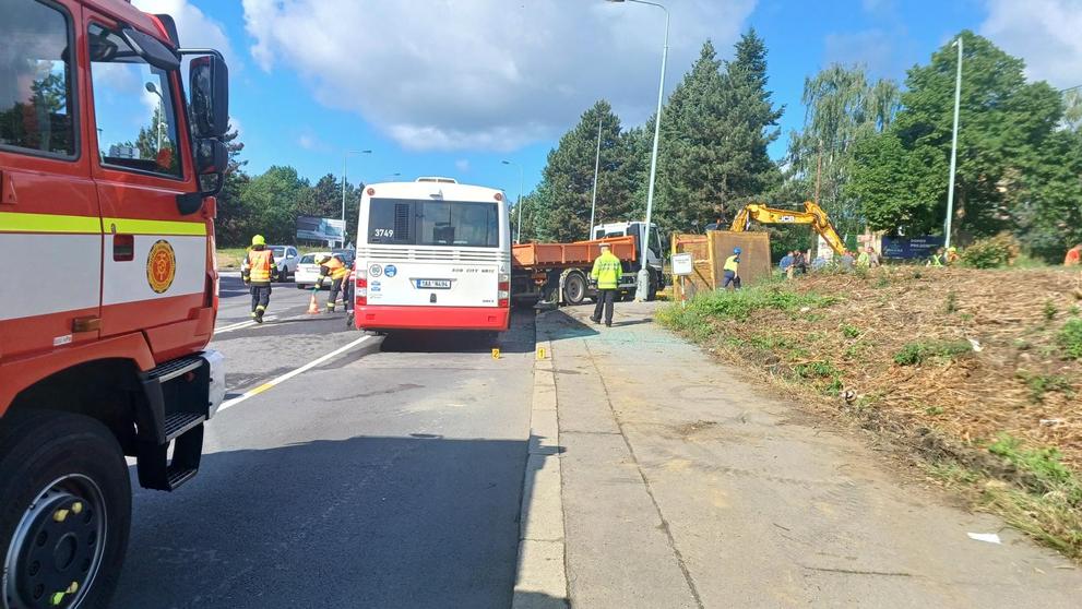 Srážka autobusu s nákladním autem v Praze (5)