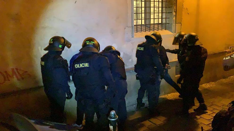 Fanoušci vymlátili bar v centru Prahy
