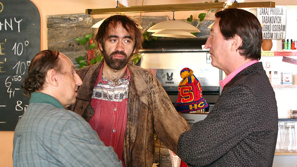Boris Hybner, Jakub Kohák a Bolek Polívka v pauze natáčení filmu U mě dobrý.