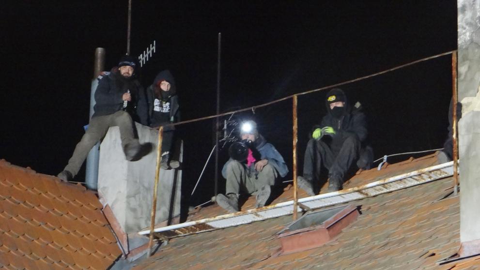 Squatteři zůstali bivakovat na střeše i po mnohahodinovém vyjednávání