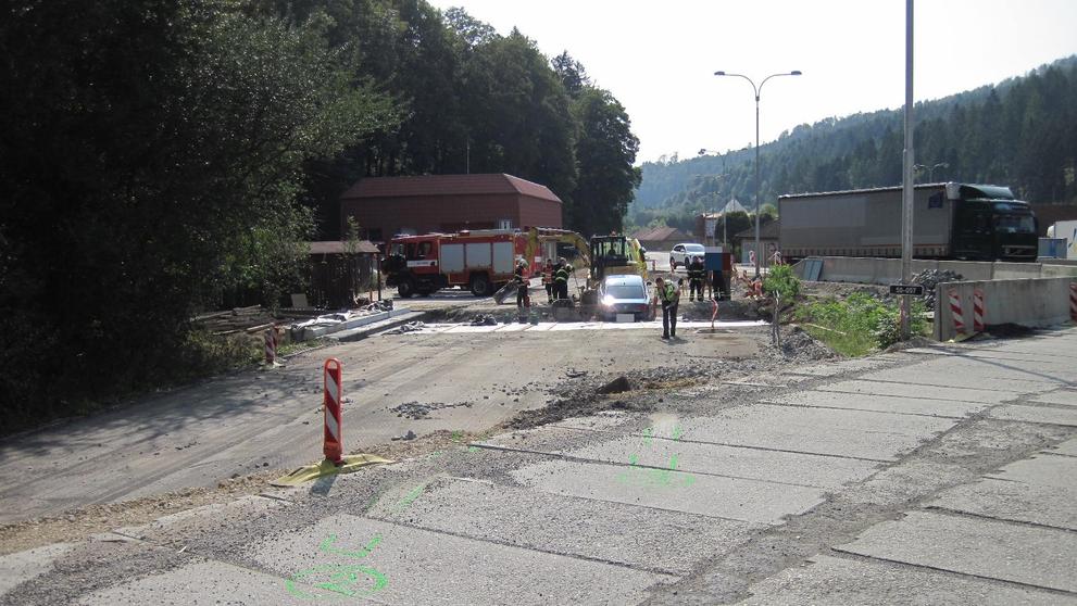 Muž ve Starém Hrozenkově narazil autem do bagru - 1