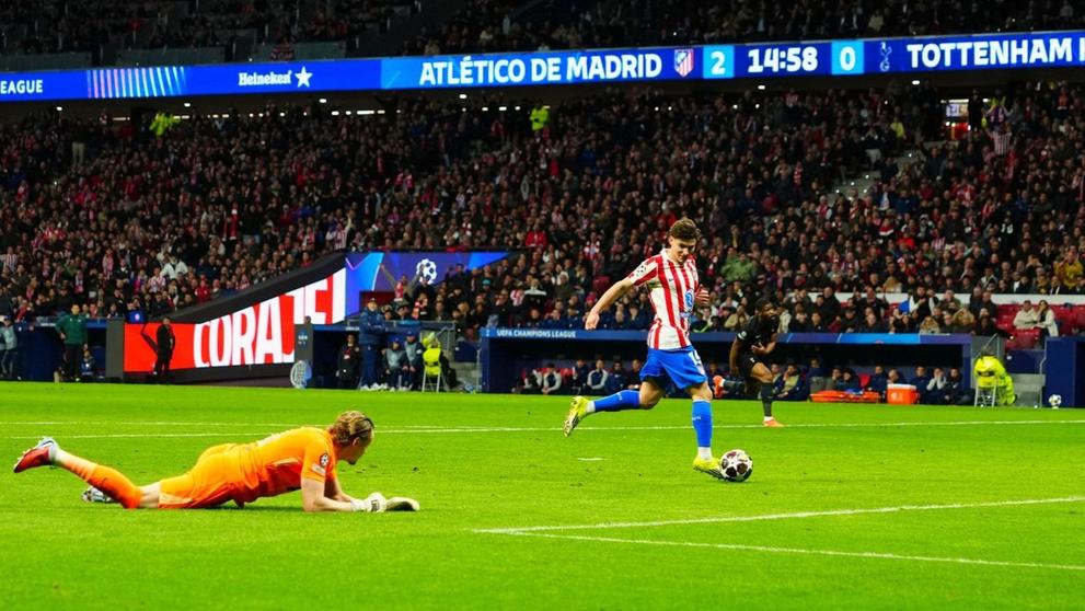 Julián Álvarez střílí gól po chybě českého gólmana Antonína Kinského