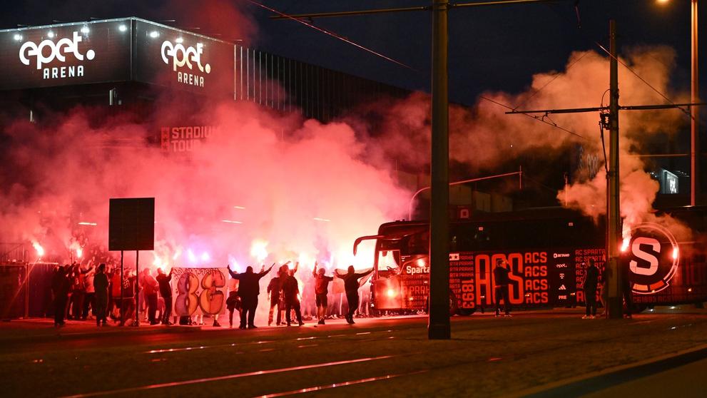Policejní těžkooděnci zasahovali proti fanouškům Sparty oslavujícím mistrovský titul, 18. 5. 2024 (2)