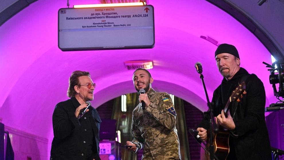 Bono a The Edge z U2 vystupují v kyjevském metru