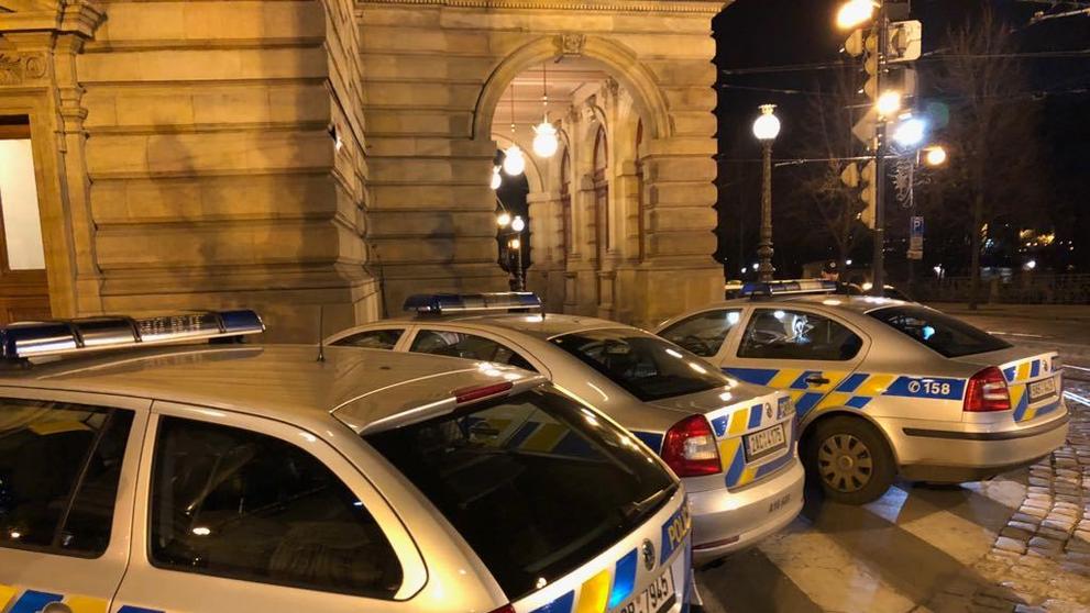 Zásah policie v Národním divadle - 1
