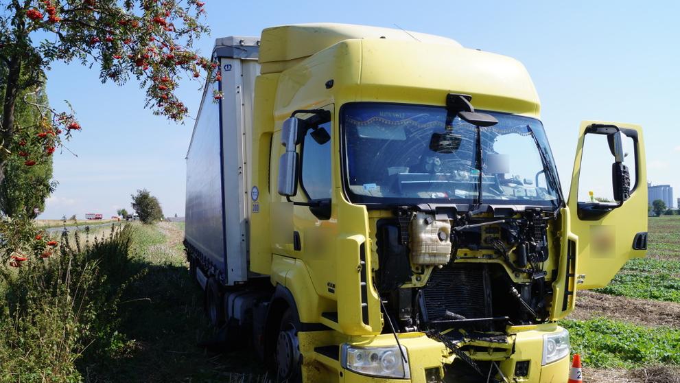 Smrtelná nehoda motorky s kamionem u Hradce Králové