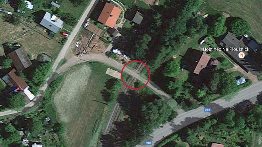 Nebezpečné přejezdy: P 4707, Mladá Boleslav hl. nádraží - Stará Paka, Liberecký kraj - přejezd bez světel, řešení: se závorami. DŮVOD: Přejezd v zástavbě, nevyhovující rozhled, přejezd lze nahradit vedlejším přejezdem P 4708 a ponechat pouze pro pěší
